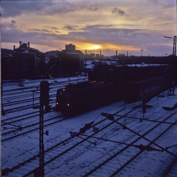 140 723 an einem Wintermorgen 1984/85 im Bahnhof Neunkirchen/Saar