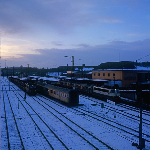 110 336 und 140 723 an einem Wintermorgen 1984/85 im Bahnhof Neunkirchen/Saar