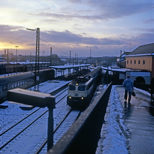 110 336  an einem Wintermorgen 1984/85 im Bahnhof Neunkirchen/Saar